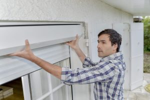 En nuestra empresa de mantenimiento de persianas en Barcelona nos esmeramos por brindar el mejor servicio de mantenimiento de persianas haciendo su vida mucho más fácil, por eso le nombramos algunas recomendaciones para el cuidado de sus persianas en el hogar: