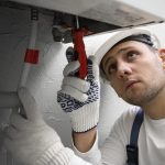 La elección de un sistema de calefacción adecuado, como las calderas estancas, y una instalación eléctrica de calidad, son pasos esenciales para garantizar tu comodidad y ahorrar en costos energéticos.