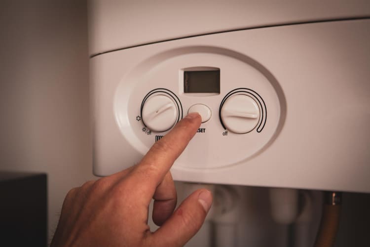 Si se detecta un exceso de agua, el detector de presión de agua activa mecanismos de seguridad para prevenir posibles daños.