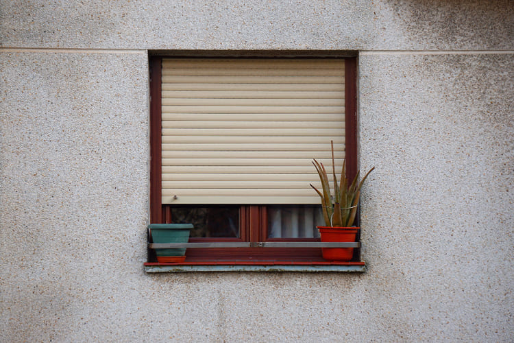 Las persianas motorizadas ofrecen comodidad y seguridad. Pueden ser programadas para abrir y cerrar en horarios específicos, lo que mejora la eficiencia energética de tu hogar.