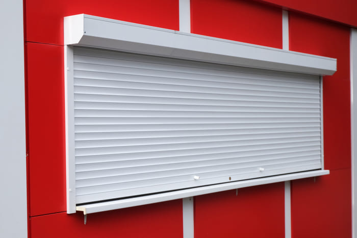 Las persianas enrollables personalizadas en aluminio o PVC son prácticas y versátiles para regular la luz, proteger la privacidad y ahorrar energía en casas y negocios