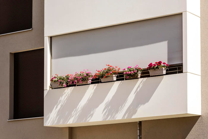 Las persianas de aluminio y PVC son opciones populares en la decoración de ventanas debido a sus características únicas.