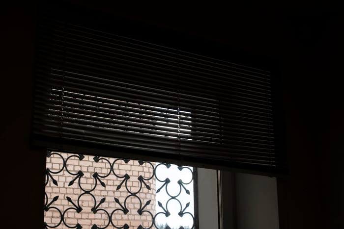 Las persianas son elementos esenciales para el control de la luz y la privacidad en nuestro hogar. Sin embargo, a veces, pueden presentar problemas que afectan su rendimiento. Aquí te ofrecemos una guía paso a paso para reparar una persiana y asegurar que funcione correctamente.
