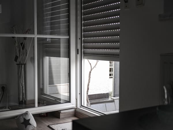 Las persianas de PVC han ganado popularidad como opción versátil para ventanas en el hogar. Descubramos las ventajas de este material y por qué se ha convertido en la elección preferida para muchos.