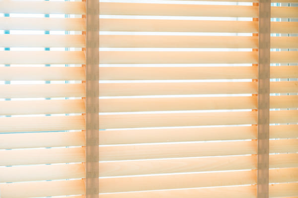 Las persianas son un elemento esencial para el control de luz y privacidad en cualquier hogar u oficina