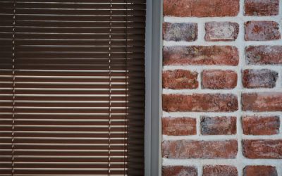Qué es mejor colocar en la casa cortinas o persianas