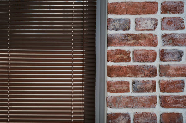 Elegir cortinas o persianas para decorar una casa afecta el aspecto, la funcionalidad y la entrada de luz. En este análisis, veremos las ventajas y desventajas de ambos, enfocándonos en la apertura y cierre, entrada y cantidad de luz, y otros elementos importantes.