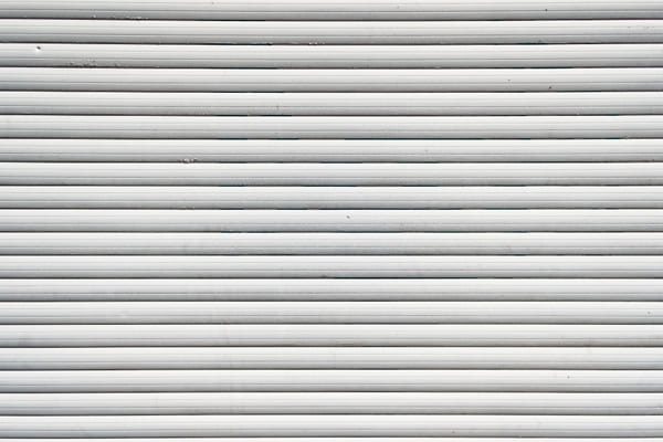 Al momento de decorar tus ventanas, las opciones van más allá de las persianas tradicionales. Aquí te presentamos 10 tipos de persianas que quizás no conozcas, desde las clásicas de cinta hasta las modernas y automatizadas