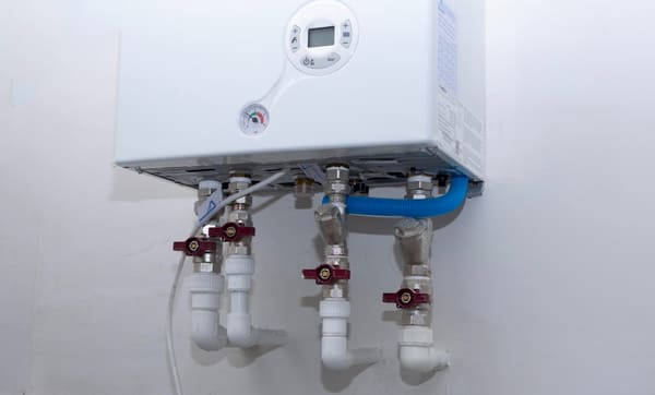 La elección entre un calentador de gas y un termo eléctrico depende de diversos factores, cada uno con sus propios beneficios. Aquí hay una comparación detallada de ambos