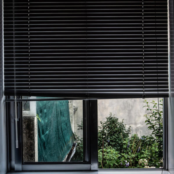 Las persianas de aluminio ofrecen durabilidad y resistencia, ideales para ambientes húmedos como cocinas y baños. Su diseño moderno y fácil mantenimiento las convierten en una excelente opción.