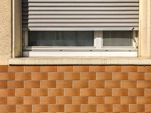 Al salir de casa, es fundamental asegurarse de que tu hogar esté protegido contra posibles robos. Los sensores de movimiento son una herramienta útil, y las redes sociales pueden ser aliadas para mantener a tu comunidad alerta.