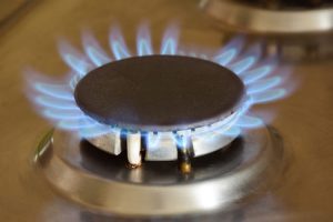 Las calderas son dispositivos fundamentales en muchos sistemas de calefacción y suministro de agua caliente. Usan combustible para calentar agua y distribuir calor a través de radiadores, suelos radiantes o sistemas de agua caliente.