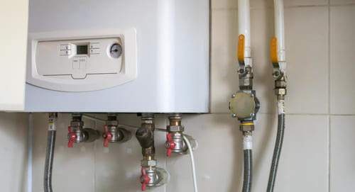 Hay diferentes tipos de calderas, como las de gas natural, condensación y biomasa, cada una con ventajas en eficiencia y disponibilidad de combustible.