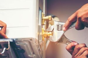 Un buen mantenimiento prolonga la vida útil de tu caldera y evita reparaciones costosas. Ofrecemos revisiones periódicas para comprobar el estado de los componentes clave, limpiar el sistema y optimizar su rendimiento.