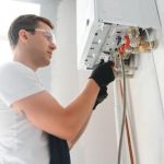 El mantenimiento específico de calderas de gas implica comprobar todos los componentes, asegurando que cumplan con los estándares de seguridad establecidos. Este tipo de revisión es crucial para evitar riesgos asociados a la combustión y al funcionamiento defectuoso.