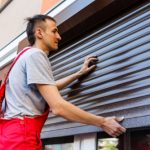 La opción de instalar persianas eléctricas se ha vuelto cada vez más popular por su comodidad. Estas persianas se pueden abrir o cerrar mediante un control remoto o incluso aplicaciones móviles.