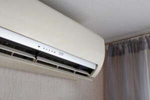 La instalación adecuada es fundamental para que un sistema de aire acondicionado funcione a su máxima eficiencia. La atención a los siguientes aspectos puede marcar la diferencia:
