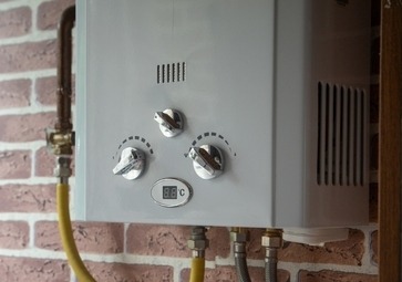 Decidir entre reparar o sustituir una caldera de gas puede ser un desafío. Existen varias consideraciones a tener en cuenta que ayudan a determinar la mejor opción en función de la durabilidad, el rendimiento y los costos asociados.