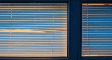La elección entre persianas de PVC y aluminio es una decisión importante para cualquier hogar. Ambos materiales ofrecen características distintas que pueden influir en la funcionalidad y estética de la vivienda.