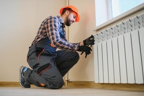 Los radiadores son elementos esenciales en los sistemas de calefacción de hogares y oficinas.