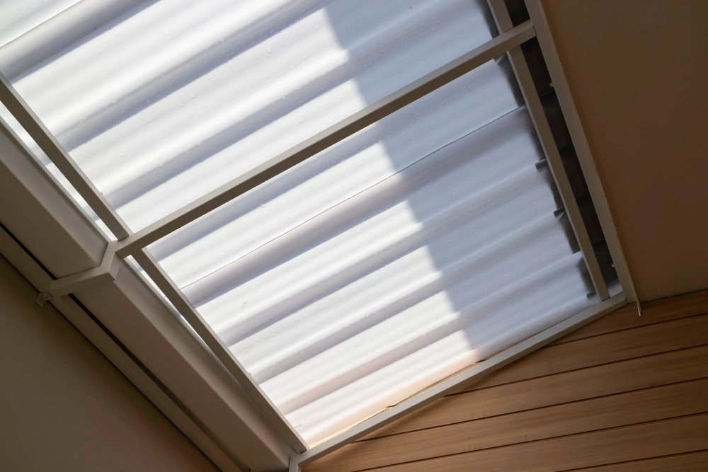 Las persianas eléctricas VELUX son una solución moderna y eficiente para el control de la luz en los hogares.